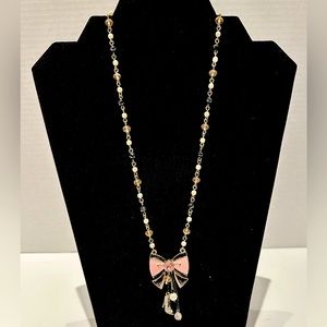 Betsey Johnson lovely Bow necklace pre owned